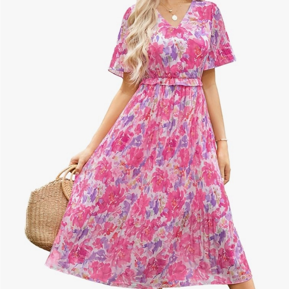 Flowered dress. Light and flowy. Flutter sleeves